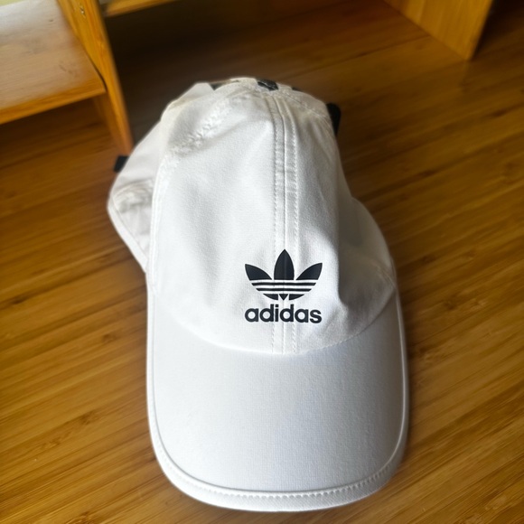 Women’s adidas hat - Picture 1 of 5